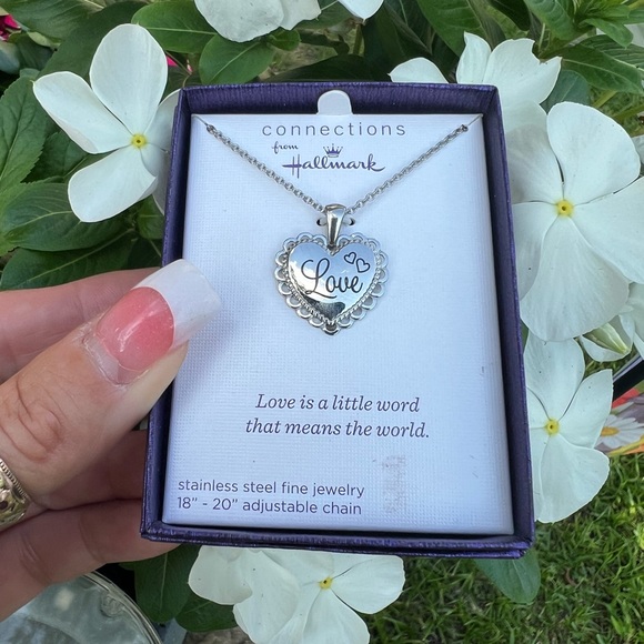 Connections from Hallmark Silver-tone Love Heart Pendant Necklace New in the Box - Picture 4 of 15